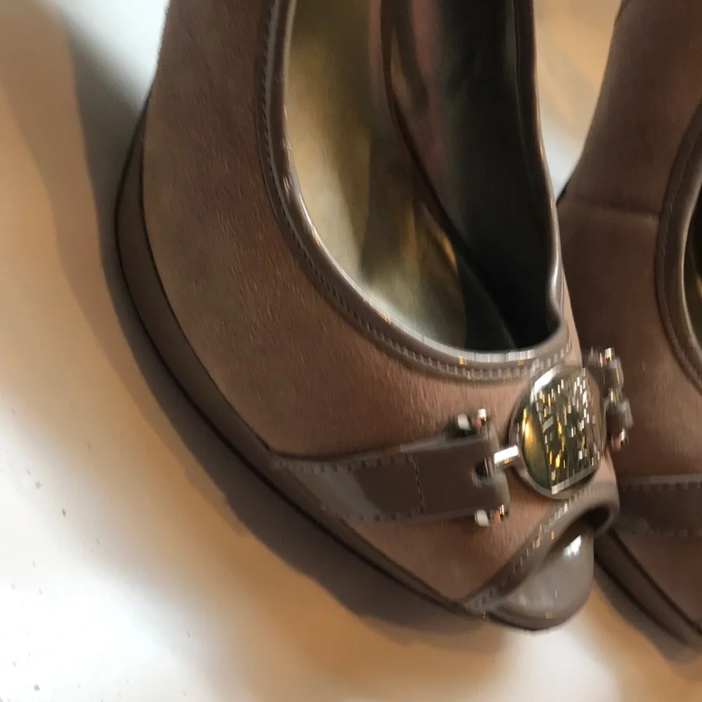 Anne Klein iFlex Taupe Peep-Toe platform Slingback Heels w:/AK sig Lion 8.5 NIB